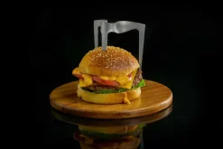 Burgerspieß mit Holzteller