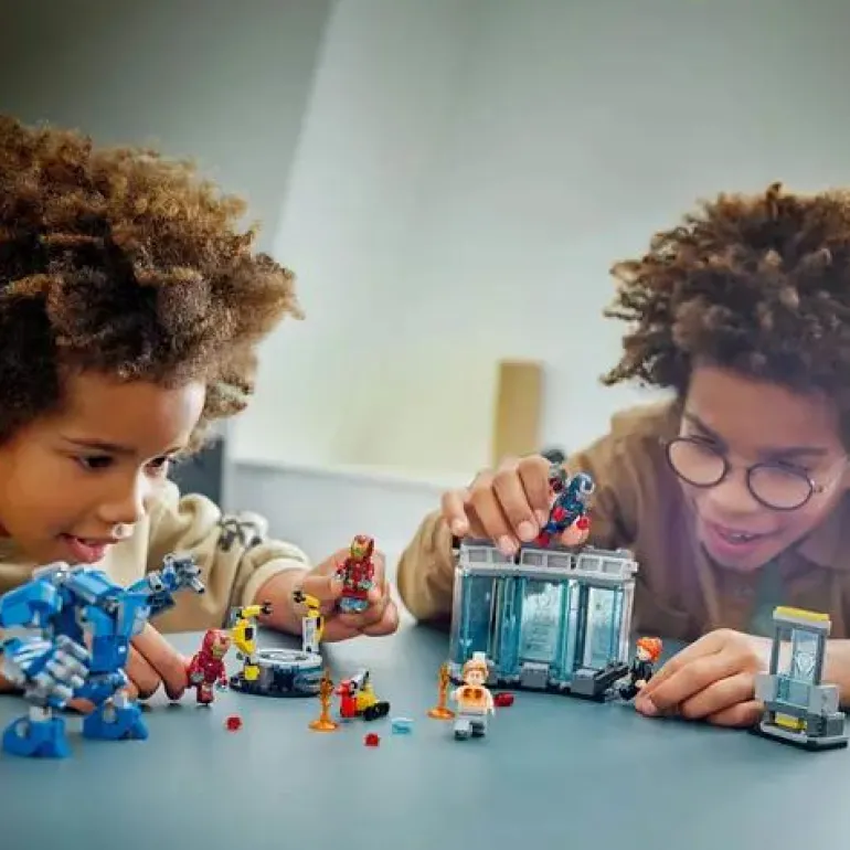 LEGO® Marvel™ Iron Mans Labor: Halle der Rüstungen