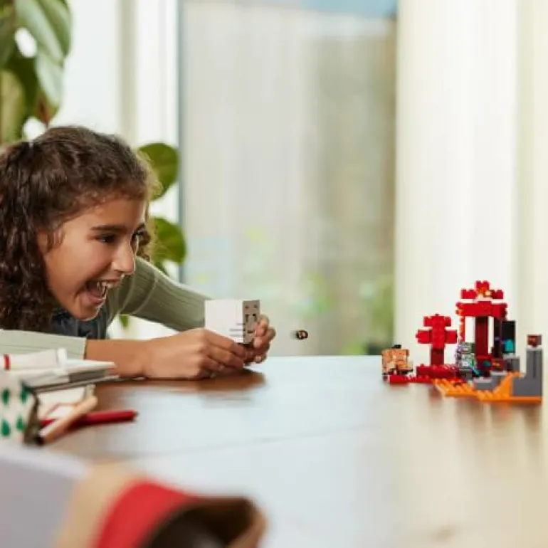LEGO® Minecraft™ Hinterhalt am Netherportal 21255